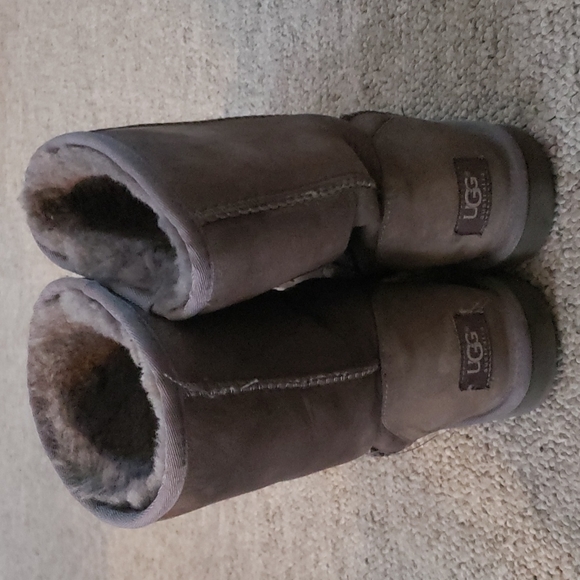 Gray Ugg Short Classic boots size 9 - Picture 3 of 7